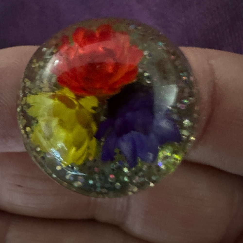 ⭐️HOST PICK⭐️ Vintage Groovy Flower Power Ring of the 60’s - Lucite Dome - Picture 5 of 7